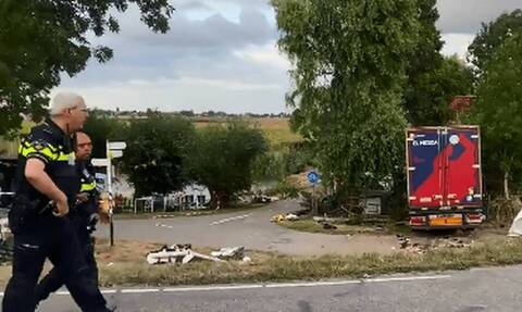 Ολλανδία: Τουλάχιστον 2 νεκροί από «τρελή» πορεία φορτηγού που έπεσε σε υπαίθριο χώρο