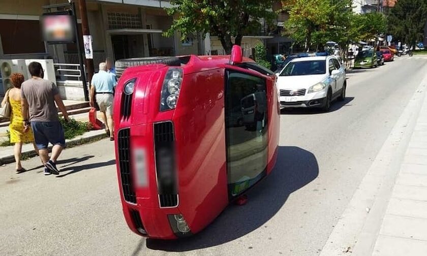 Ιωάννινα: Αυτοκίνητο τούμπαρε στη μέση του δρόμου