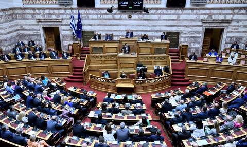 Βουλή: Έντονη διαμάχη στη συζήτηση για σύσταση Εξεταστικής Επιτροπής για τις παρακολουθήσεις