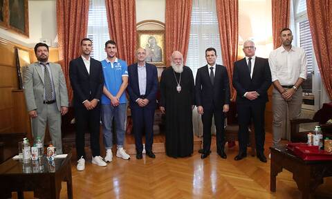 Αντιπροσωπεία της εθνικής ομάδας μπάσκετ στον Αρχιεπίσκοπο Ιερώνυμο