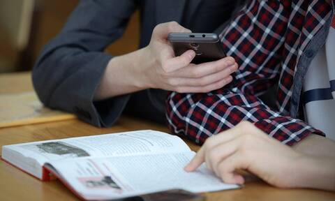 Российским школьникам запретили пользоваться мобильными телефонами на уроках