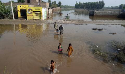 Πακιστάν: Οι Aρχές προσπαθούν να απομακρύνουν ανθρώπους από τις πλημμύρες - Η ανησυχία του ΠΟΥ