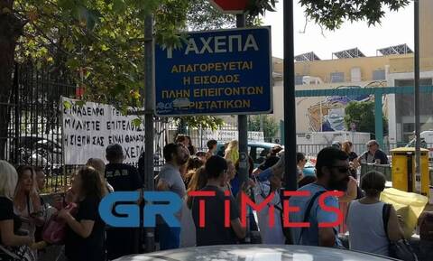 Θεσσαλονίκη: Μεγάλη συγκέντρωση διαμαρτυρίας μη εμβολιασμένων υγειονομικών έξω από το ΑΧΕΠΑ