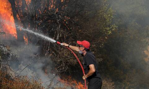 Πυρκαγιά στη Σαλαμίνα: Υπό μερικό έλεγχο το μέτωπο