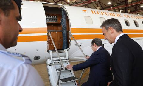 Ο Μητσοτάκης παρέδωσε στον Αναστασιάδη το κυβερνητικό αεροσκάφος που δώρισε η Ελλάδα στην Κύπρο