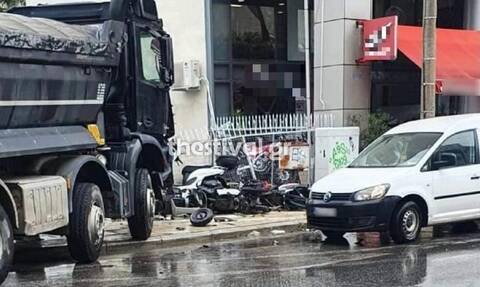Παραλίγο τραγωδία στη Θεσσαλονίκη: Φορτηγό έπεσε σε σταθμευμένα οχήματα