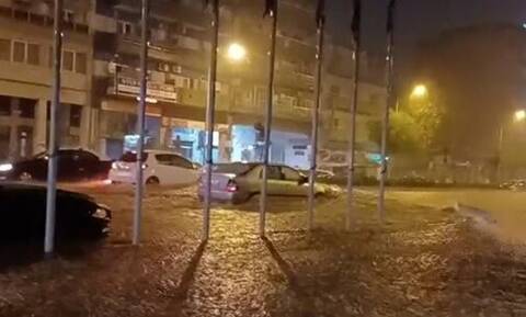 Καιρός: Πλημμύρισαν δρόμοι στη Θεσσαλονίκη - Κλειστό το τούνελ Ευόσμου