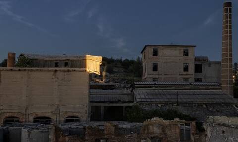 «Στάχυα πέφτουν σε τσιμεντένια δάπεδα»: H μεγάλη εγκατάσταση του Κωστή Βελώνη στην Ελευσίνα