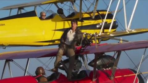 Βίντεο που «κόβει» την ανάσα: O Τομ Κρουζ στέκεται όρθιος στο φτερό αεροπλάνου