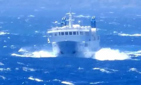Θυελλώδεις άνεμοι στο Αιγαίο: Μάχη με τα κύματα έδωσε πλοίο ανοικτά της Νάξου