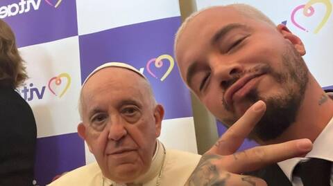 JBalvin: Viral οι selfies με τον Πάπα Φραγκίσκο