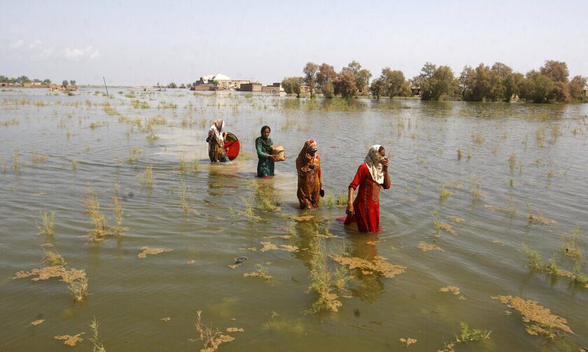 Γυναίκες σε χωριά του Πακιστάν δεν επιτρέπεται να εγκαταλείψουν τα πλημμυρισμένα σπίτια τους