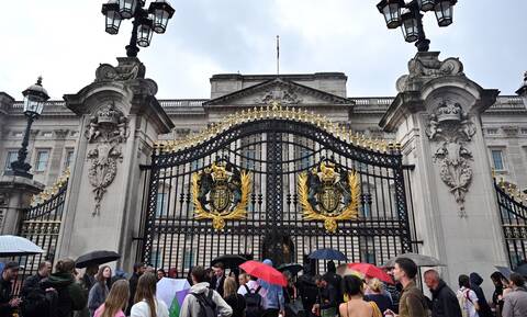 Βασίλισσα Ελισάβετ: Λονδρέζοι και τουρίστες συγκεντρώνονται στα Ανάκτορα του Μπάκιγχαμ