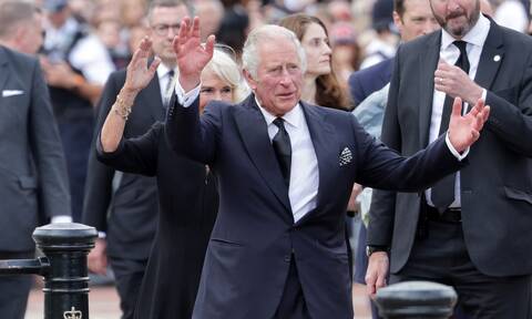 Βασιλιάς Κάρολος: Στο Μπάκιγχαμ ο νέος μονάρχης - Χειροκροτήθηκε από το πλήθος (pics)