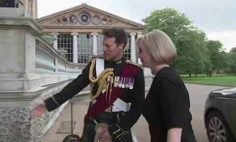 Βασιλιάς Κάρολος: Στο Μπάκιγχαμ για ακρόαση η Λιζ Τρας - Πλήθος κόσμου έξω από το παλάτι