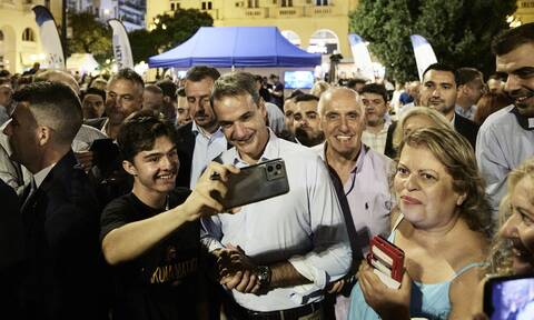 Θεσσαλονίκη: Στην πλατεία Αριστοτέλους ο Μητσοτάκης – Selfie και χειροκροτήματα από τον κόσμο