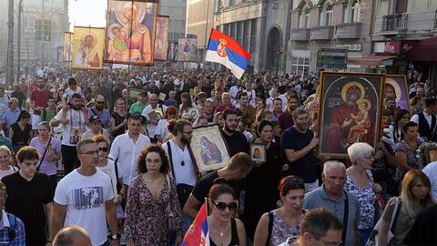 Σερβία: Μαζική διαδήλωση πολιτών και κληρικών κατά του «Europride»