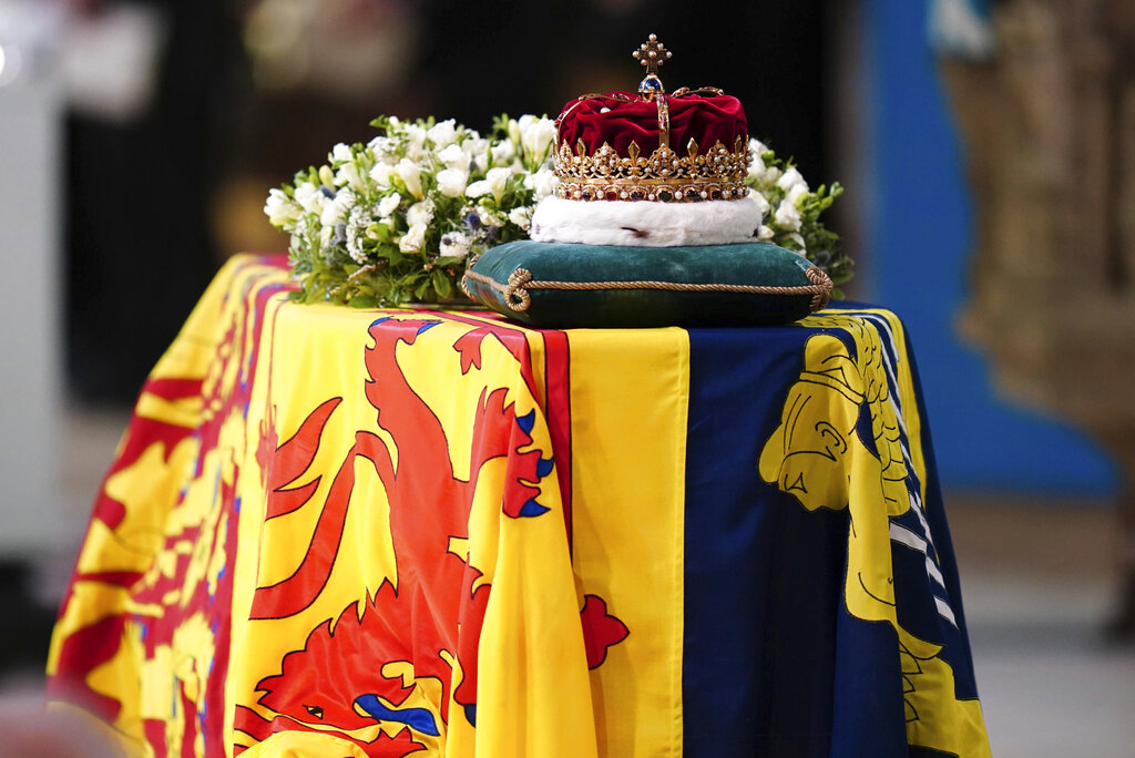 Βασίλισσα Ελισάβετ: Η στιγμή που τοποθετήθηκε στο φέρετρο της το Στέμμα της Σκωτίας (pics-vid) - ΔΙΕΘΝΗ