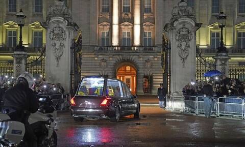 Βασίλισσα Ελισάβετ: Στο παλάτι του Μπάκιγχαμ η σορός της - LIVE εικόνα από το Λονδίνο
