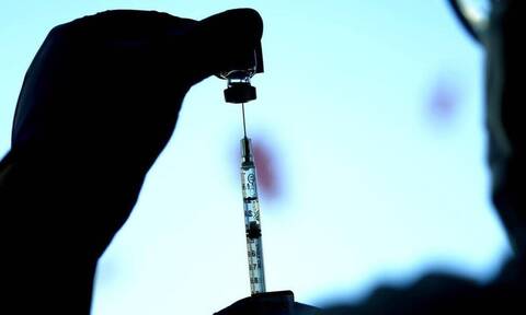 Μαγιορκίνης: «Τα επικαιροποιημένα εμβόλια δίνουν επαρκή προστασία για ένα χρόνο»