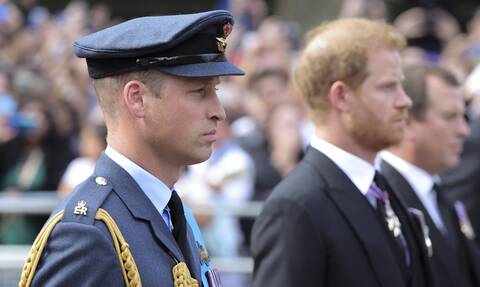 Βασίλισσα Ελισάβετ: Χάρι και Ουίλιαμ περπατούν δίπλα-δίπλα - Μνήμες από την κηδεία της Νταϊάνα