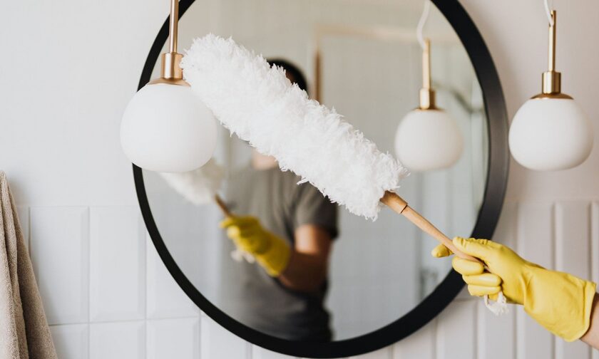 Πώς θα καθαρίσεις τον καθρέφτη του μπάνιου με τρία υλικά από το σπίτι