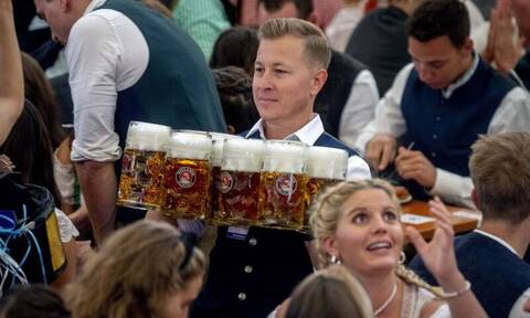 Πανικός για μια μπύρα στο Oktoberfest – Το φημισμένο φεστιβάλ επέστρεψε μετά από δύο χρόνια