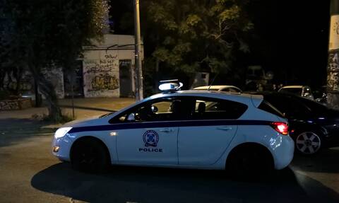Θεσσαλονίκη: Νεαρός κάνει παρκούρ πάνω σε αυτοκίνητα κατά τη διάρκεια των επεισοδίων έξω από το ΑΠΘ