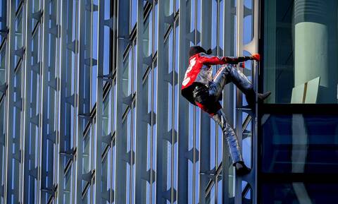 Παρίσι: O «Γάλλος Spiderman» έκλεισε τα 60 και σκαρφάλωσε σε ουρανοξύστη 48 ορόφων