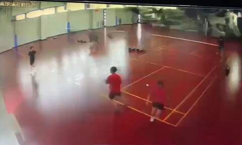 Tαϊβάν: Πανικός σε γήπεδο βόλεϊ - Επεσε η οροφή, έτρεχαν να σωθούν οι αθλητές