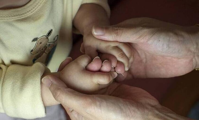 Μητέρες ανηλίκων: 30.000 διατηρούν το δικαίωμα για συνταξιοδότηση πριν τα 62