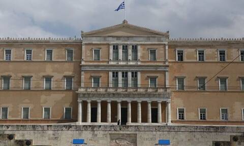 Γραφείο Προϋπολογισμού Βουλής: Ανθεκτική η ελληνική οικονομία – Οι 4 μεγάλοι κίνδυνοι