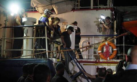 Ιταλία: Οι αρχές συνέλαβαν το πλοίο της γερμανικής ΜΚΟ Sea-Watch για τη μεταφορά 427 μεταναστών