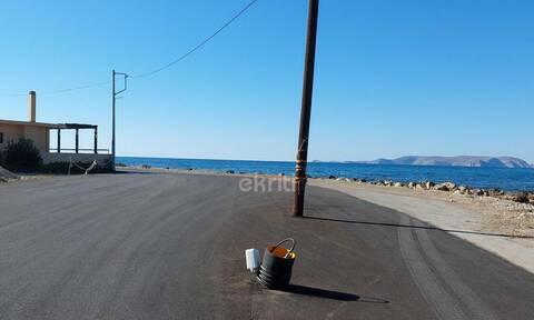 Κρήτη: Έφτιαξαν το δρόμο αλλά ξέχασαν τον στύλο της ΔΕΗ