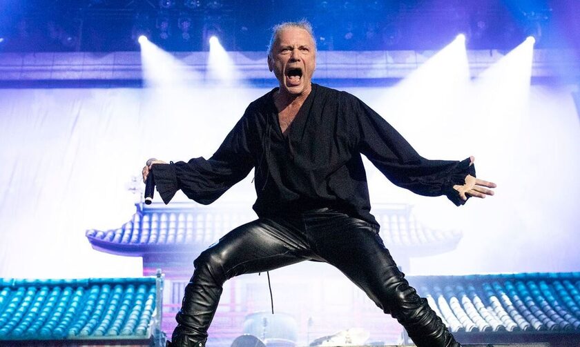 Μπρους Ντίκινσον: Ο τραγουδιστής των Iron Maiden «αρπάζει» από τον λαιμό θαυμαστή (vid)
