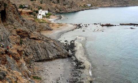 Κρήτη: Τουρίστας έπεσε από μεγάλο ύψος στην παραλία Λύκος – Επί ποδός οι Αρχές