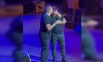 Έρος Ραμαζότι: Μία μοναδική συναυλία στο Ηρώδειο - Κατέβηκε από τη σκηνή για να αγκαλιάσει τον Ρέμο