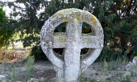 Βογόμιλοι - Νέα Χαλκηδόνα: Το μυστηριώδες νεκροταφείο με τους κέλτικους σταυρούς