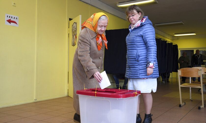 Άνοιξαν οι κάλπες των βουλευτικών εκλογών στη Λετονία 