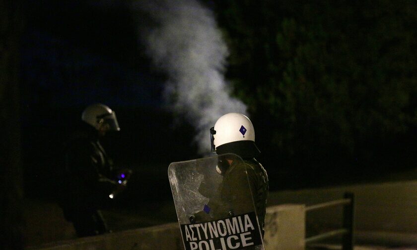 Θεσσαλονίκη: Επίθεση με μολότοφ στα ΜΑΤ από ομάδα κουκουλοφόρων στο ΑΠΘ