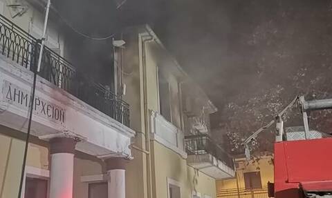 Κοζάνη: Μεγάλη αναστάτωση στα Σέρβια – Τυλίχθηκε στις φλόγες το ιστορικό κτήριο του δημαρχείου