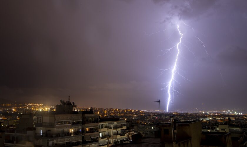 Καιρός: Η στιγμή που καταιγίδα κυκλώνει τη Θεσσαλονίκη – Εντυπωσιακές εικόνες