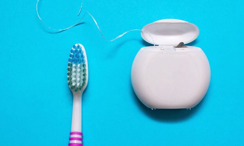 Οδοντικό νήμα: Γιατί είναι εξίσου σημαντικό με το βούρτσισμα & ποιο είναι το κατάλληλο για σας