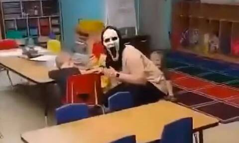 Δασκάλα παιδικού σταθμού φοράει μάσκα του Scream και τρομάζει τα «κακά» παιδιά - Σάλος στο διαδίκτυο