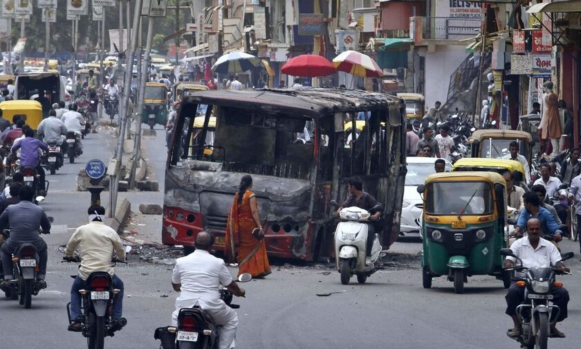Τραγωδία στην Ινδία: Τουλάχιστον 12 νεκροί και 30 τραυματίες σε πυρκαγιά που ξέσπασε σε λεωφορείο