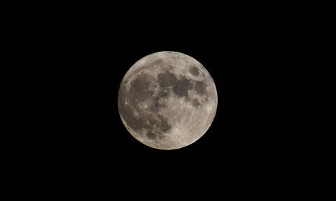 Φώτισε τον ουρανό το «φεγγάρι του Κυνηγού» - Εντυπωσιακές εικόνες με την πανσέληνο του Οκτωβρίου