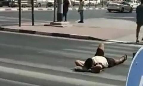 Πλήρης αποτυχία για TikToker που ξάπλωσε στη μέση πολυσύχναστου δρόμου στο Ντουμπάι