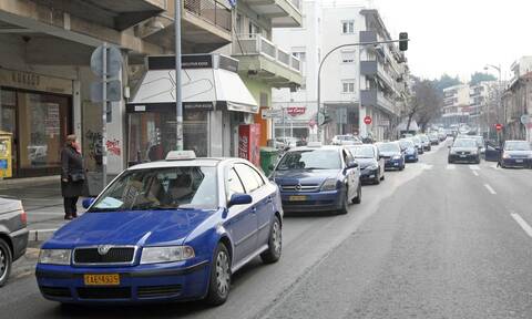 Θεσσαλονίκη: Πεζός γρονθοκόπησε οδηγό ταξί στη μέση του δρόμου
