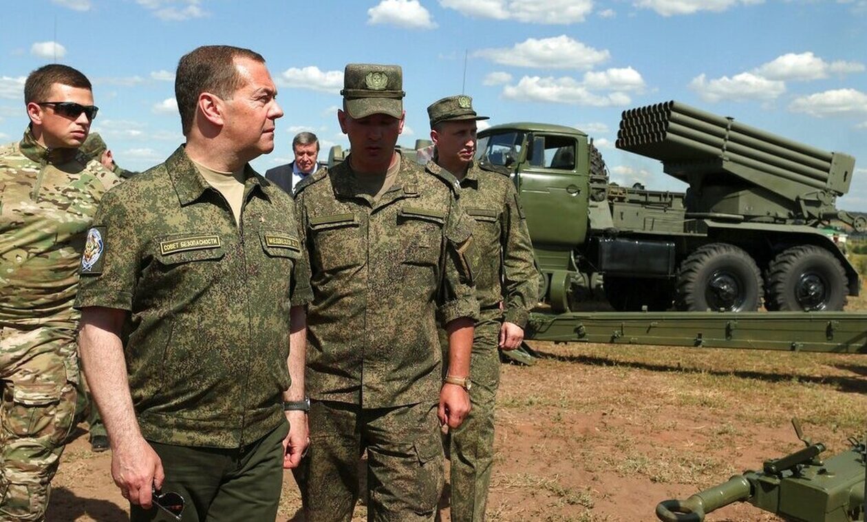 Μεντβέντεφ: Τρίτος Παγκόσμιος Πόλεμος εάν οι ψυχωτικοί του Κιέβου εξοπλιστούν με πυραύλους MLRS