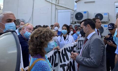 Συγκέντρωση διαμαρτυρίας γιατρών στο «Γ. Γεννηματάς» - «Τετ-α-τετ» με Πλεύρη